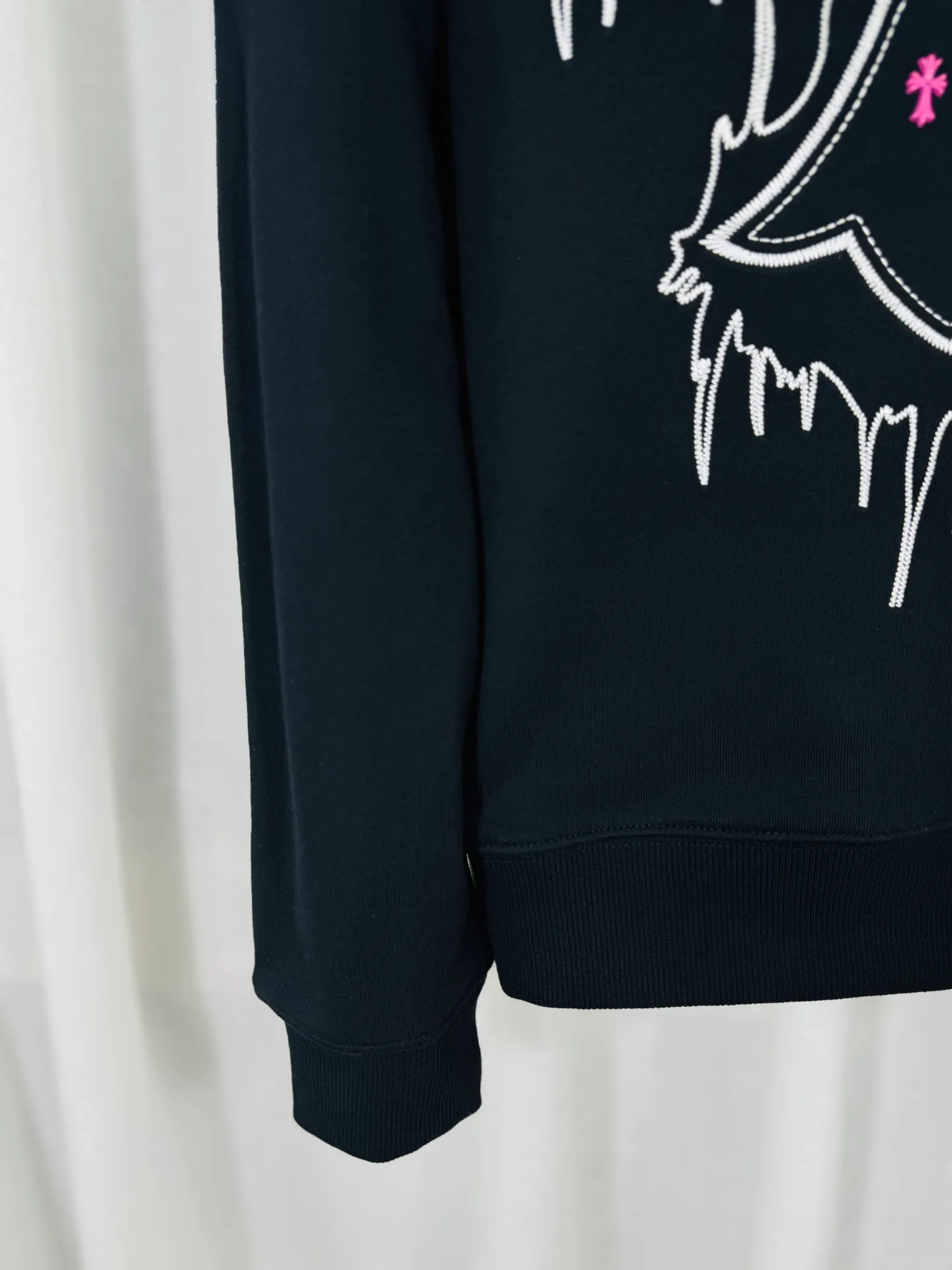 P260 top version, real shot without P, ​​different from market currency) 𝗖𝗵𝗿𝗼𝗺𝗲 𝗛𝗲𝗮𝗿𝘁𝘀/Cro Heart 2025 washed patch embroidery autumn and winter new original single counter American laser burnt 3D three-dimensional color embroidered couple casual sweatshirt 👑The highest version! Customized fabric 430g tripe terry fabric! American acid-washed and distressed original fabric laser burnt ✟appliqué embroidery and exquisite embroidery of letters! The best-selling model in the counter, very comfortable to wear. Accessories: original molded and authenticated collar label➕100% silk wash label. Genuine purchase-grade original hangtag➕matching hanging rope➕3D hanging beads➕original packaging bag. Craftsmanship: The original version has consistent wiring! The highest version of the armhole matching technique! Color: White Black Size: S M L XL Style Number: 25-355